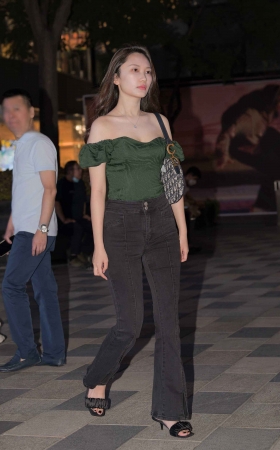 暗绿抹胸紧牛美女 [13P]