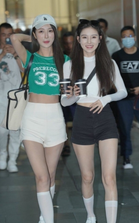 闺蜜间的黑白搭配 [144P1V-2.39GB]