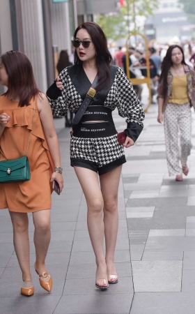 墨镜长腿美女 [21P]