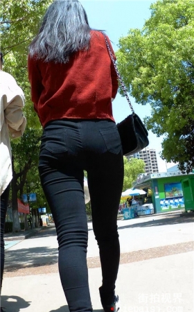 红衣黑色牛仔紧身裤妹子