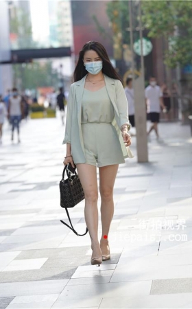 戴着口罩的漂亮美女【套图+视频】