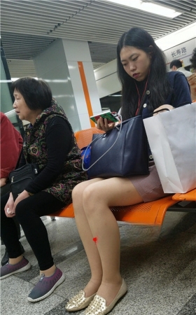 候车室看电影的妹子