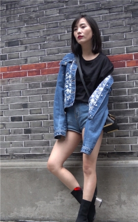 热裤短发美妇