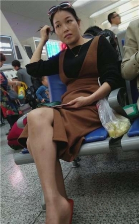 4k-高铁站候车室偶遇美足长腿少f