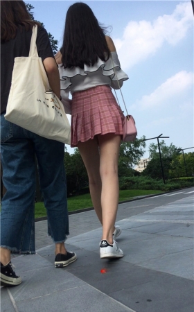 粉色百褶裙女孩