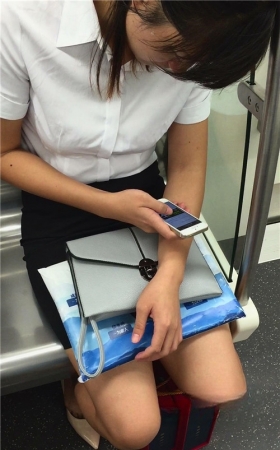 地铁上的高跟OL白衬衫包臀裙美女