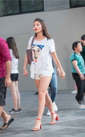 白色热裤小姐姐(22P)