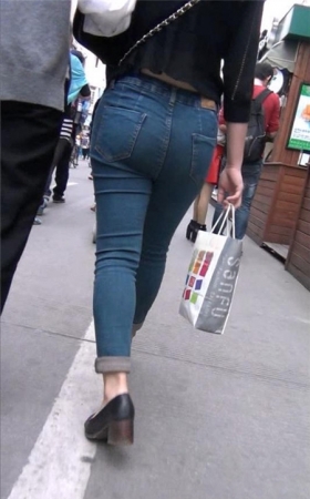 牛仔紧身妹子