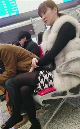 4k-高铁站候车室拍摄性感黑丝大长腿美少妇