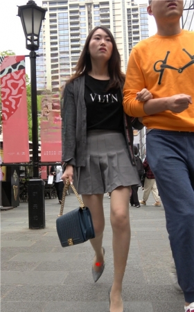 灰色短裙小姐姐