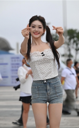身材苗条的长腿热裤小姐姐(122P)