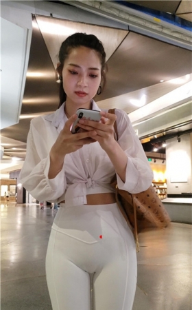 （视频）白色瑜伽裤女孩