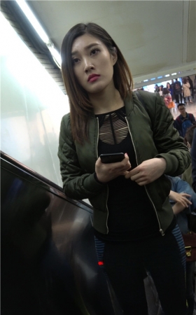 短发紧身裤小姐姐