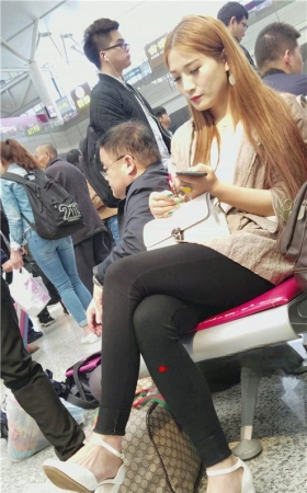 长发黑裤妹子