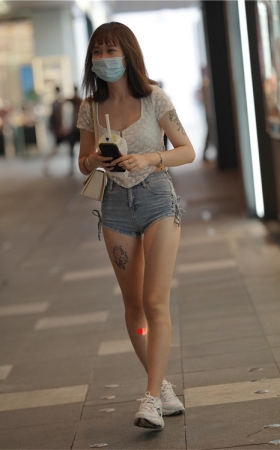 腿上有纹身的牛仔热裤小姐姐【套图+视频】