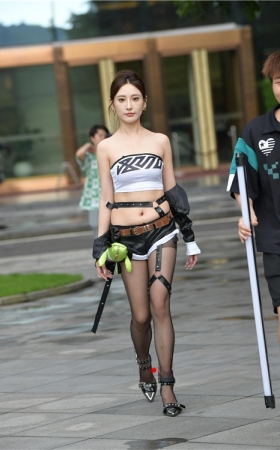 气质黑丝抹胸美女(73P)