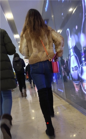 国外的蓝牛黑靴妹子