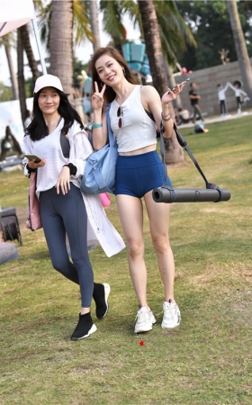 高挑的紧身短裤美女(97P)