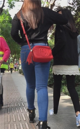 蓝色牛仔裤美女
