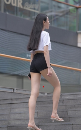 黑色热裤美腿美女【套图+视频】