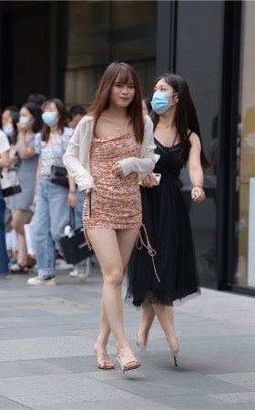 和闺蜜逛街的小美女(69P)