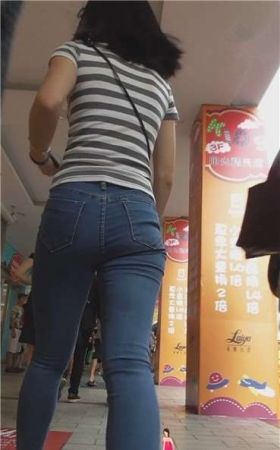 蓝色紧身牛仔裤美女，性感的小蛮腰。[519 MB]