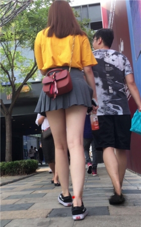 灰色百褶裙小姐姐