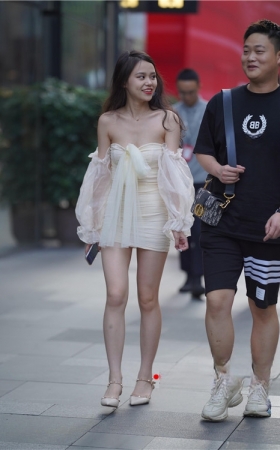 性感的抹胸包屯美女(48P)
