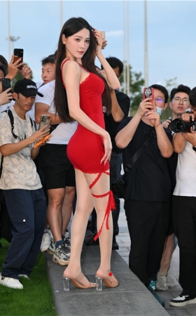 圆润的红色包臀美女(86P)