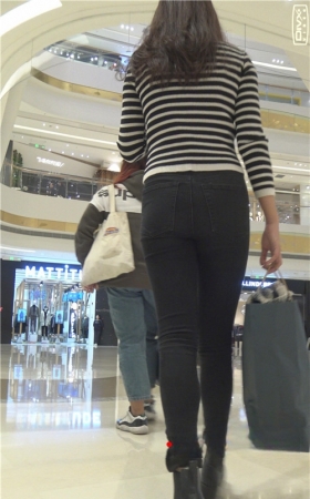 黑色牛仔裤妹子