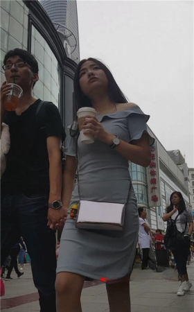 长发灰色连体裙小姐姐