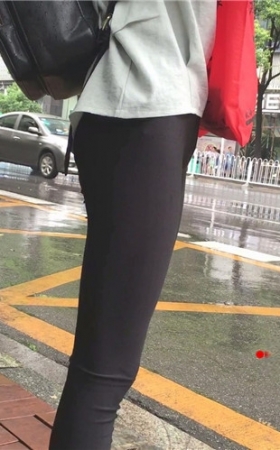 黑色紧身裤妹子