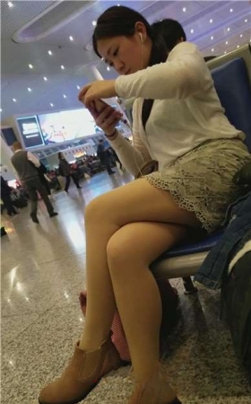 4k-车站候车室偶遇丰满肉丝长腿少妇，无聊到带着耳机听...
