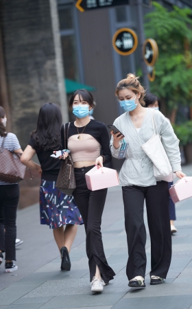 黑色紧身休闲裤美女