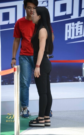 用手机玩球的黑裤妹----（14P） [14P]
