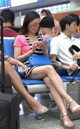4K - 腿不错的成熟型墨镜女子 [557 MB/MP4]