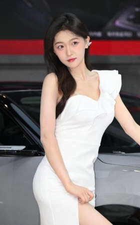 甜美白色长裙 [90P-1.49GB]