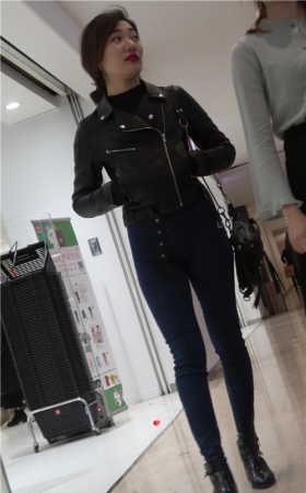 漂亮的牛仔紧身裤美女