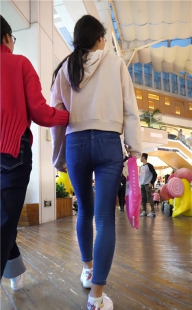 紧身牛仔裤小姐姐
