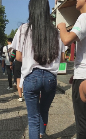 长发齐腰的妹子
