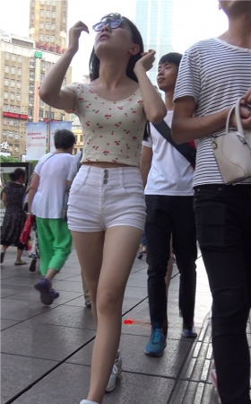 白色热裤小妹