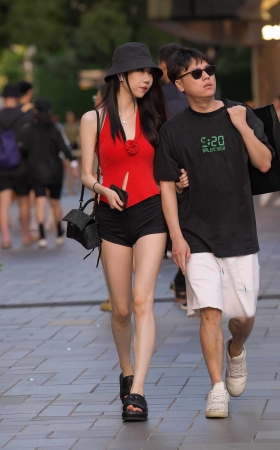 红衣黑帽小妹 [14P]