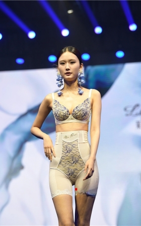 塑身内衣美女(36P)