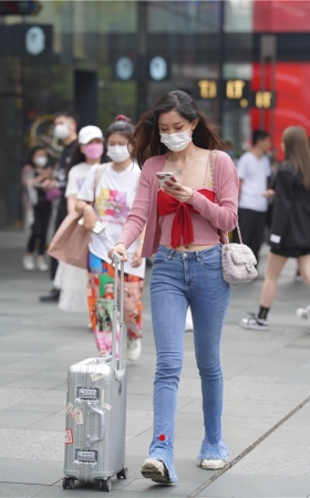 拉着行李箱的紧牛美女(72P)