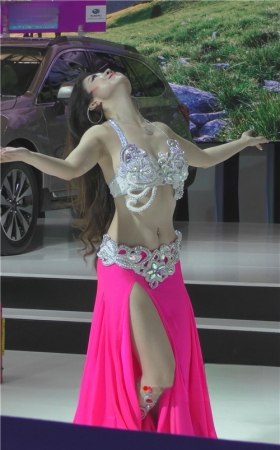 车展上跳舞的美女