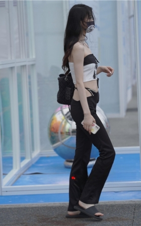 抹胸黑裤美女(130P)