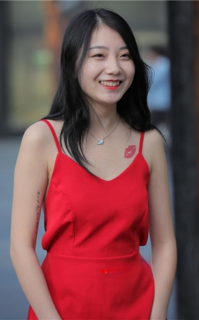 开心的吊带红裙美女(60P)