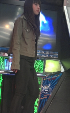 漂亮的黑裤紧身小美女