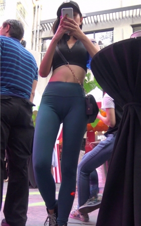 漂亮的紧身裤美女