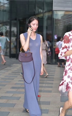 连体长裙妹子(52P)